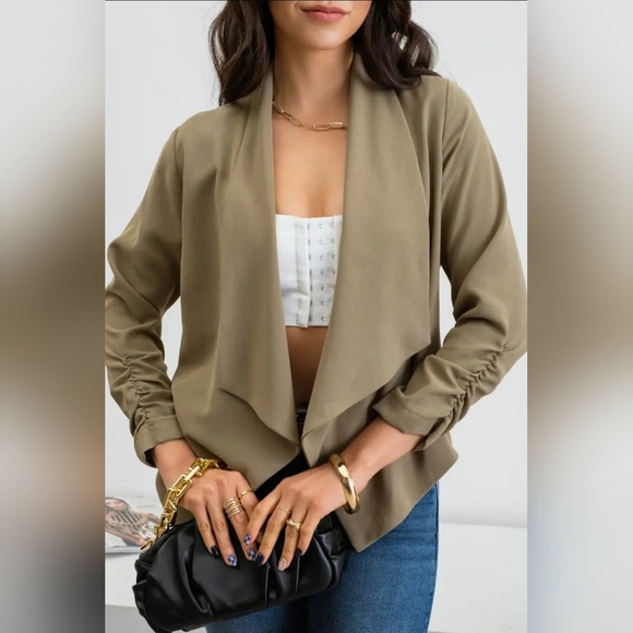 PLAID ROUCHED SLEEVE BLAZER